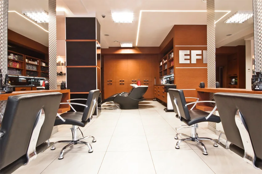 Lustra we wnętrzu salonu fryzjerskiego